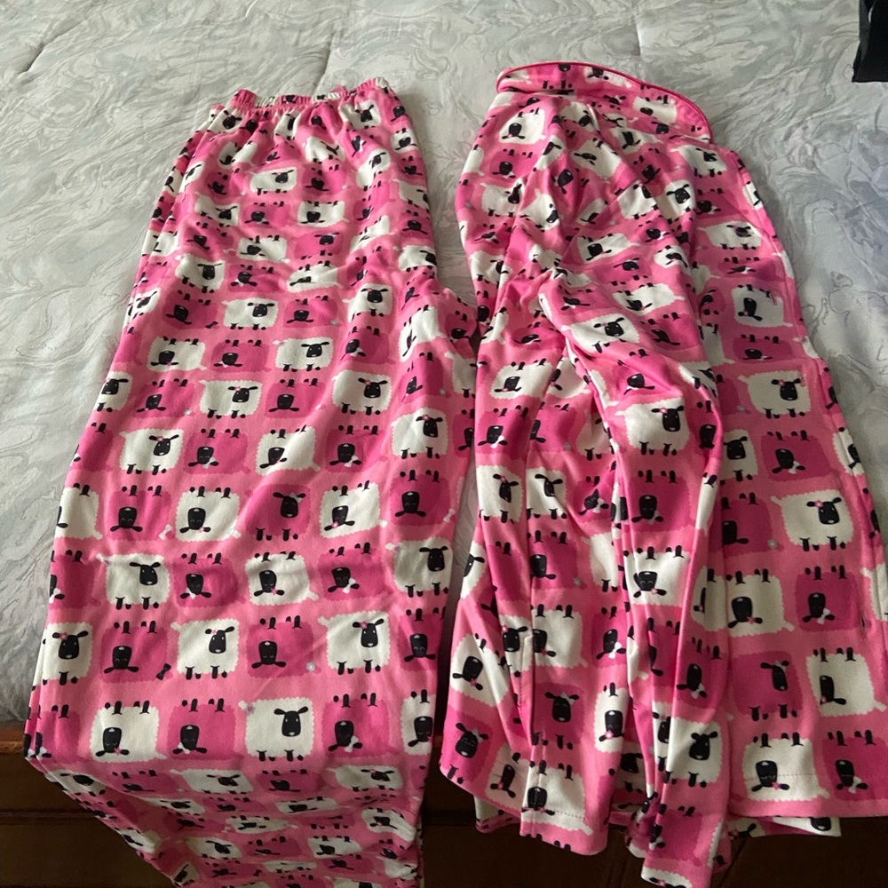 Mommie and me pajama set. Includes top and bottoms. Size xl